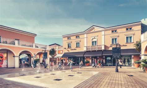 palmanova village shopping.